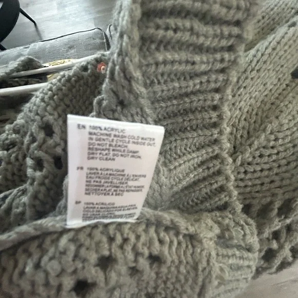 Cozy Open Knit Slouchy Oversized V-Neck Sweater - Picture 5 of 6